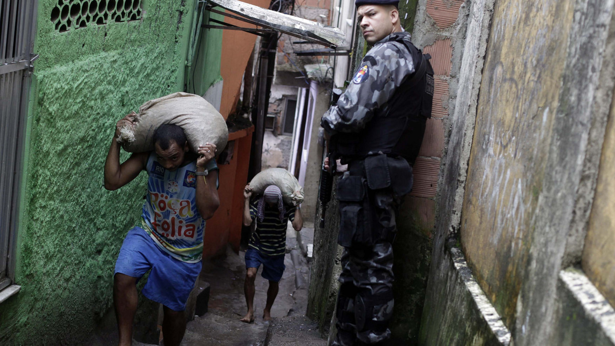Specjalne siły policji w Rio de Janeiro rozpoczęły wzmożoną kampanię odbijania z rąk gangów narkotykowych faweli (slumsów). Do czasu mistrzostw świata w piłce nożnej w 2014 roku Brazylia chce do dzielnic nędzy wprowadzić na stałe 40 takich jednostek.