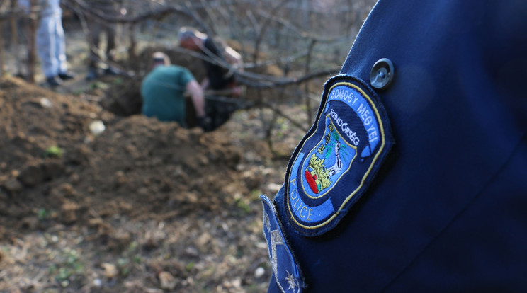 A temetkezési vállalat munkatársai a nyomozók jelenlétében a holttestet kihantolták /Fotó: Police.hu