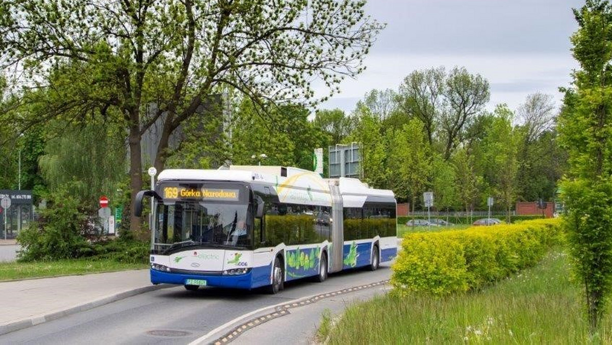 Miejskie Przedsiębiorstwo Komunikacyjne SA w Krakowie podpisało dziś umowę na zakup 50 Solarisów Urbino 18 electric. Dokument został podpisany poprzez złożenie podpisów elektronicznych. Nowe elektrobusy zasilą tabor krakowskiego przewoźnika i dołączą do 28 autobusów elektrycznych Solarisa, które już służą mieszkańcom miasta. 