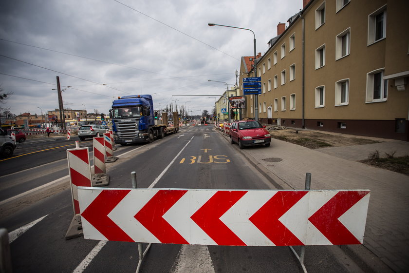 Utrudnienia na Dąbrowskiego przy Kościelnej i Przybyszewskiego