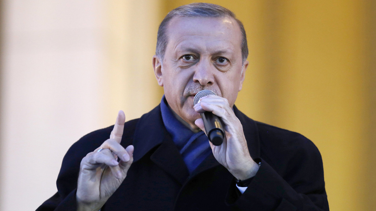 Prezydent Turcji Recep Tayyip Erdogan, który został skrytykowany przez szefa MSZ Niemiec Sigmara Gabriela za apel do Turków mieszkających w Niemczech, powiedział dziś w programie telewizyjnym, że niemiecki minister powinien znać swoje miejsce w szeregu.