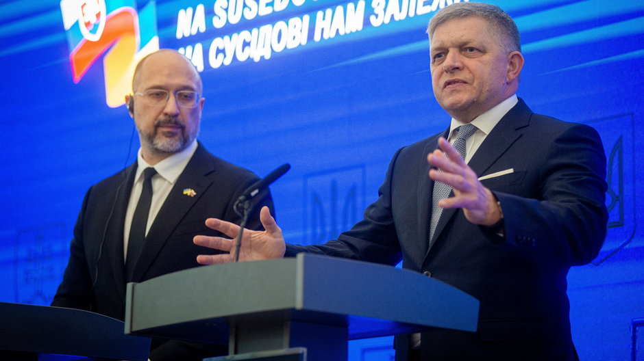 W czwartek Fico (po prawej) spotkał się z premierem Ukrainy Denysem Szmyhalem