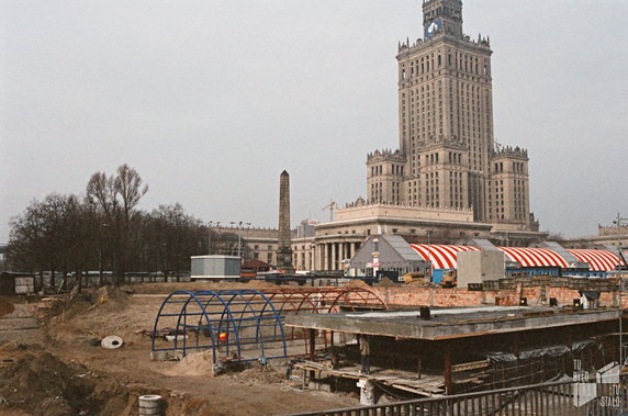 1998, budowa stacji metra Centrum. Źródło: Społeczne Archiwum Warszawy, https://www.tubylotustalo.pl/spoleczne-archiwum