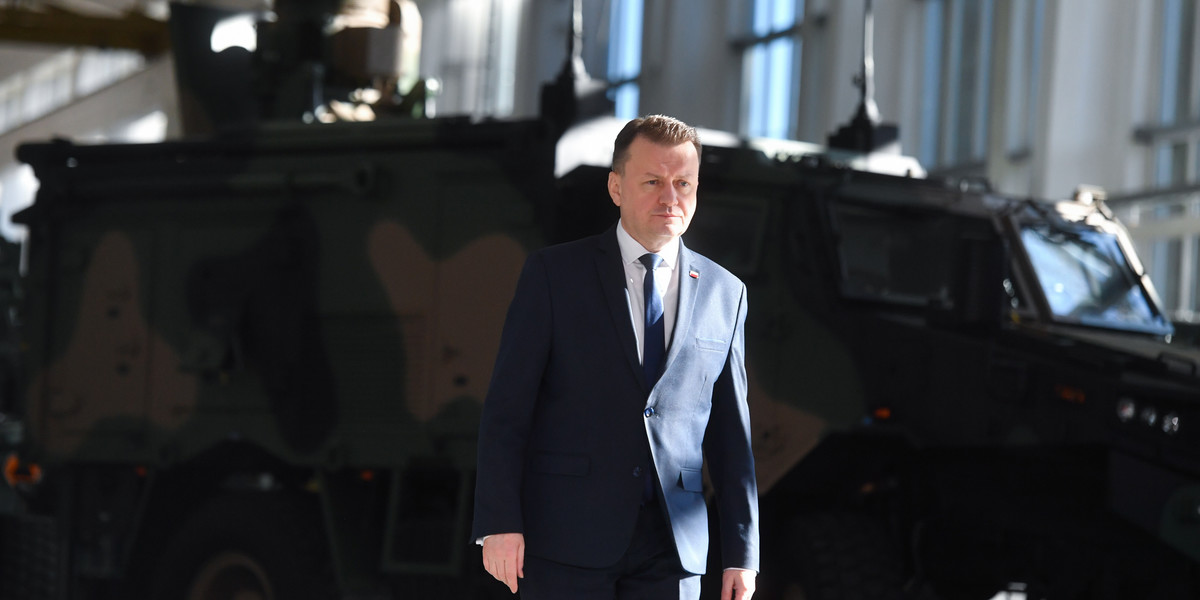 Mariusz Błaszczak podczas uroczystości zatwierdzenia umów na dostawę stacji radiolokacyjnych Bystra.