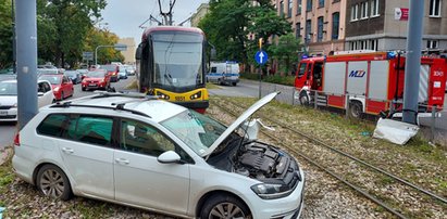 Wypadek w centrum Łodzi. Zderzenie tramwaju z autem. Są ranni. Zakleszczonego kierowcę strażacy wycinali go z kabiny. Chciał uciec z drogowego korka?