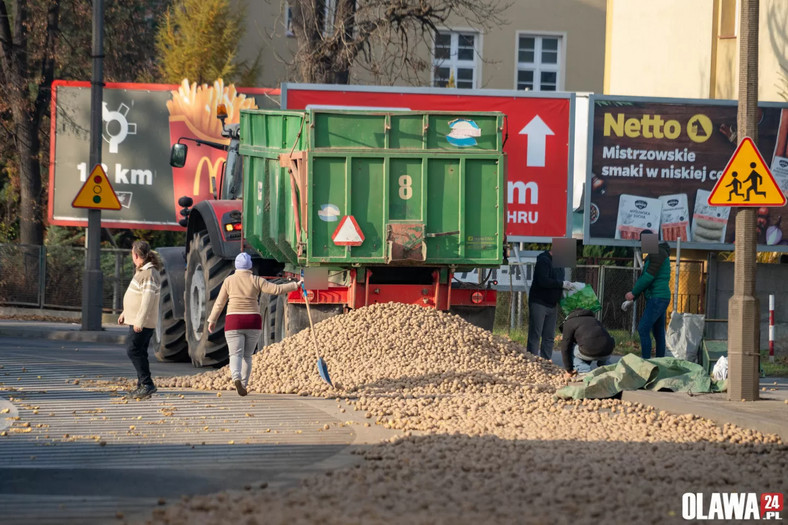 W Oławie na ulicę rozsypała się góra ziemniaków