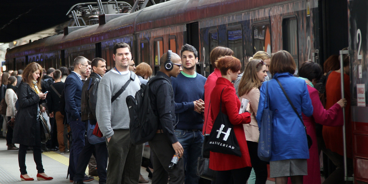 DWORZEC PKP KOLEJKI TLUMY PASAZEROWIE PERON