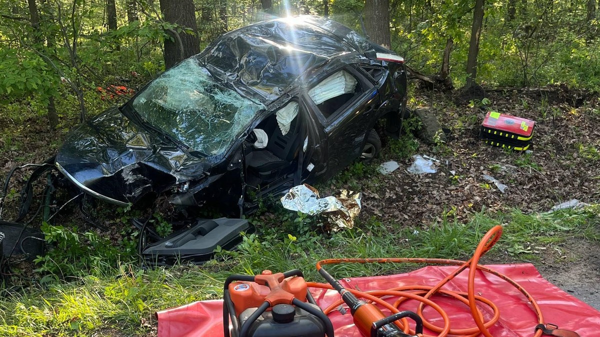 Niebezpieczny wypadek na "drodze śmierci". Kobietę z wraku auta wydostali świadkowie