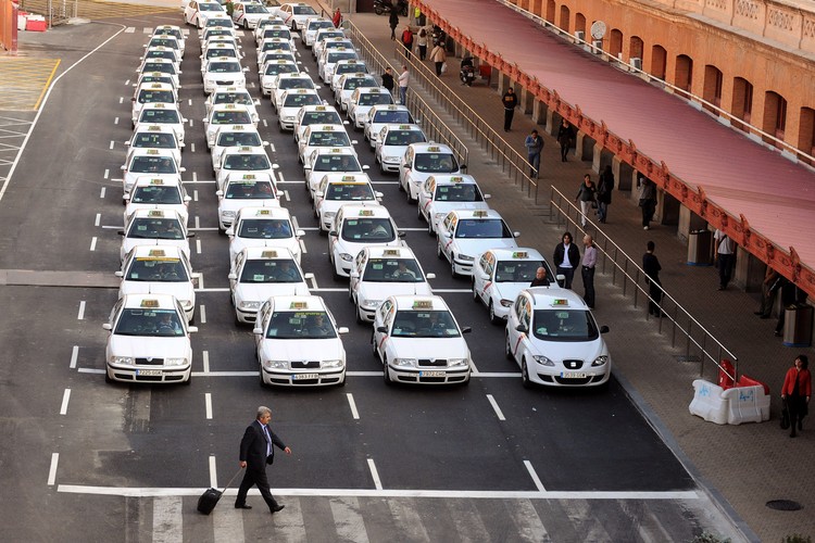 Jak pisze La Tribune, aplikacja Uber ma również kłopoty w Hiszpanii. We wtorek, na wniosek związku taksówkarzy, którzy poczuli się zagrożeni rozwojem nowej konkurencji, jeden z madryckich sądów zakazał usług transportowych pomiędzy prywatnymi użytkownikami Ubera na terenie całego kraju. Decyzja sądu dotyczy usługi UberPop, która pomaga znaleźć przejazd z kierowcą prywatnym, podobnie jak w serwis BlaBlaCar. Na zdj. taksówki czekające przy stacji kolejowej Madryt-Atocha, 3. maja 2010.