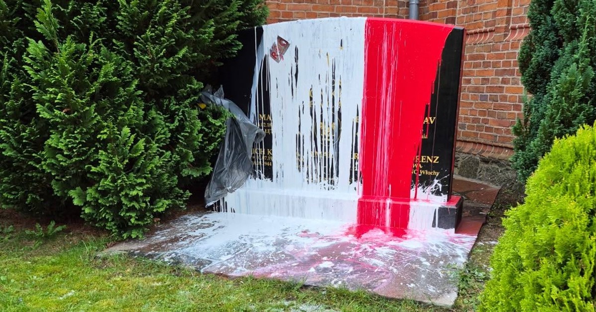 Pamiątkowa tablica znów zniszczona. Na pomniku naklejka ruchu, o którym głośno w Polsce