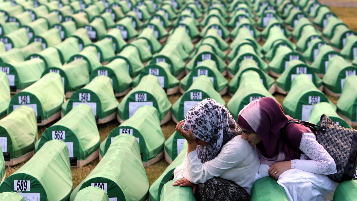 Dziesięć proc. - takie szanse na przeżycie mieliby bośniaccy Muzułmanie ze Srebrenicy, gdyby holenderscy żołnierze w lipcu 1995 r. postanowili ich ochronić przed serbską agresją.
