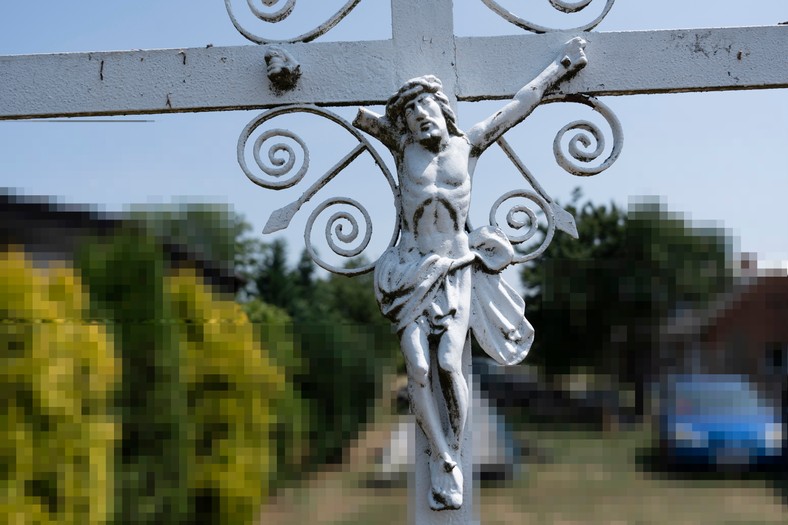 Historii ze wsi Osiek wysłuchał razem z reporterami Onetu, pozbawiony jednej dłoni, Jezus.