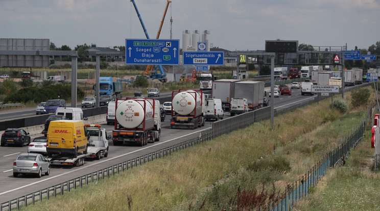 2024-től Magyarországon a gyorsforgalmi utak közül már csak az M8-as autópálya végig, az M9-es és az M80-as autóút teljes szakaszai, valamint az M60-as autópályának a Pécs-Nyugat csomópont és a végcsomópont közötti két kilométeres szakasza marad díjmentes a személyautók számára / Fotó: Ringier Archív