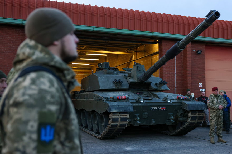 Ukraińscy żołnierze ćwiczą obsługę brytyjskich czołgów Challenger 2