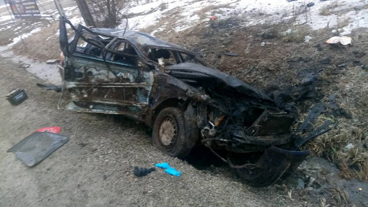 Dziś rano, w Grabownicy Starzeńskiej, kierowca volkswagena zjechał z drogi, samochód koziołkował i uderzył w przepust. 25-latek nie przeżył, ranna pasażerka trafiła do szpitala.