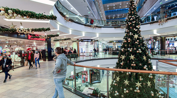A plázákban már hetek óta karácsonyi hangulat uralkodik, sokan mennek a járvány ellenére a boltokba. /Fotó: MTI Oláh Tibor