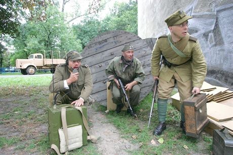 WARSZAWA 04.08.2007OBCHODY 63 ROCZNICY  WYBUCHU POWSTANIA WARSZAWSKIEGOREKONSTRUKCJA WALK POWSTANCZYCH NA CZERNIAKOWIEPOWSTANIE WARSZAWSKIE AK PARASOL ZOSKA BERLINGOWCY  POWSTANCY KONSPIRACJA HISTORIA PATRYJOTYZM MUNDUR BRON WP NIEMCY KOSCIUSZKOWCY PAMIEC SS WOJNANZ REKONSTRUKCJA WALK NA CZERNIAKOWIEFOT GRZEGORZ JAKUBOWSKI