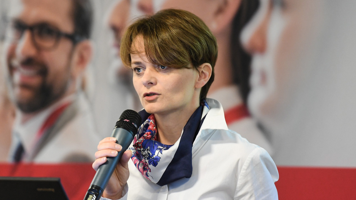 Minister przedsiębiorczości i technologii Jadwiga Emilewicz odniosła się do faktu udzielenia poparcia w wyborach samorządowych mężczyźnie, który zaatakował wczoraj nożem policjanta w Busku-Zdroju. "Na pewno jest to dla mnie lekcja, by lepiej sprawdzać osoby, którym udziela się poparcia" - oświadczyła.