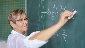 Świadczenie kompensacyjne dla nauczycieli 2025. Jakie zmiany szykują się od 2026 roku w nauczycielskim świadczeniu kompensacyjnym? Ile wynosi świadczenie kompensacyjne dla nauczycieli? Kiedy najlepiej przejść?