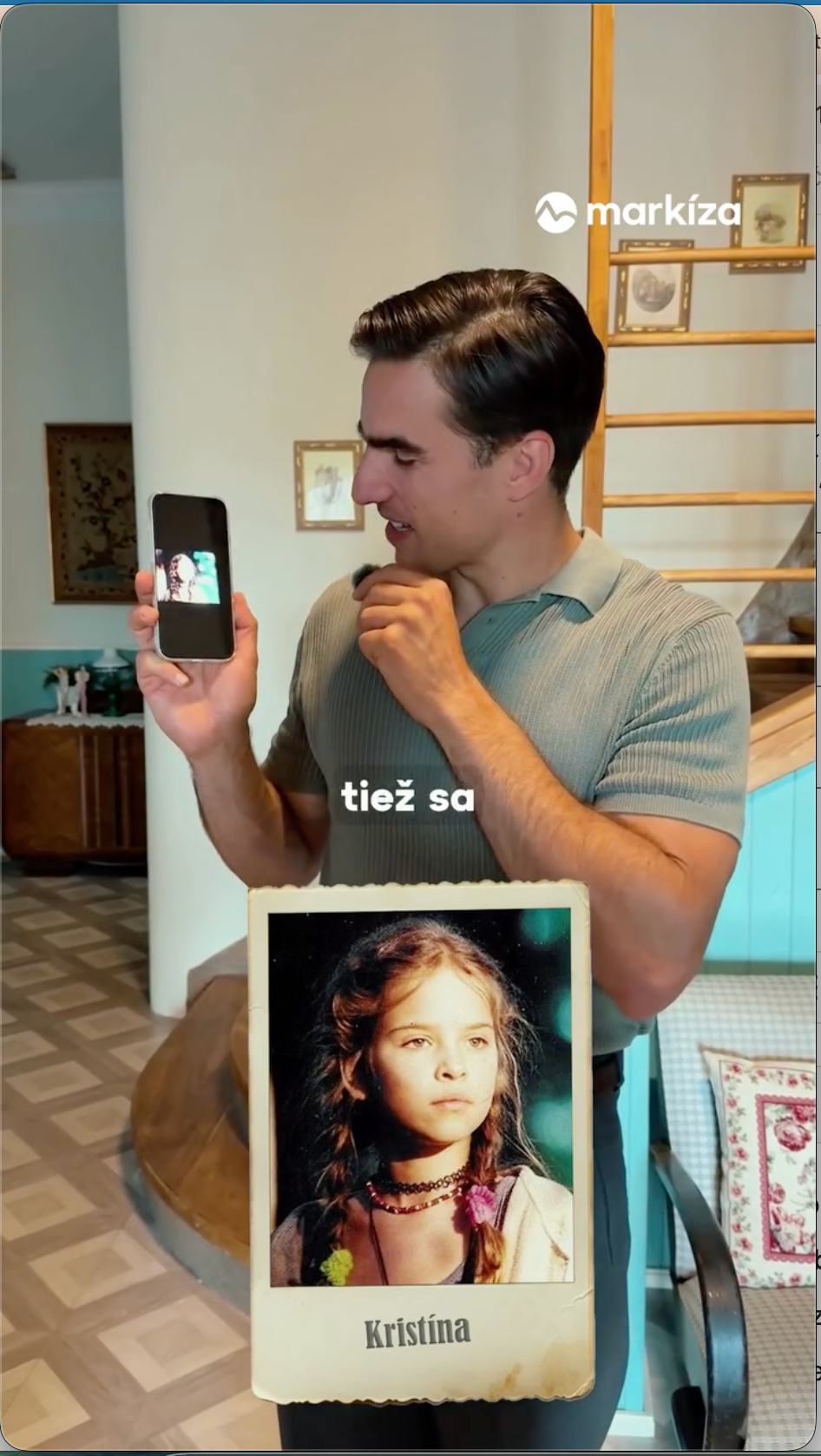 Adam Bardy počas hádania, kto je na fotke. 
