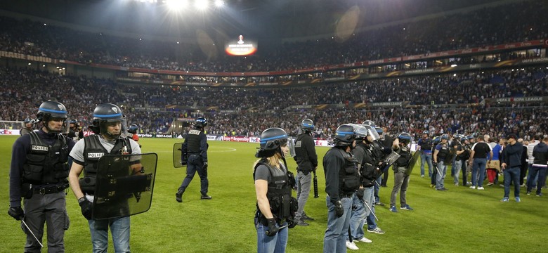 Liga Europy: Tureccy kibice starli się z francuską policją. Fani Lyonu wbiegli na boisko [FOTO]