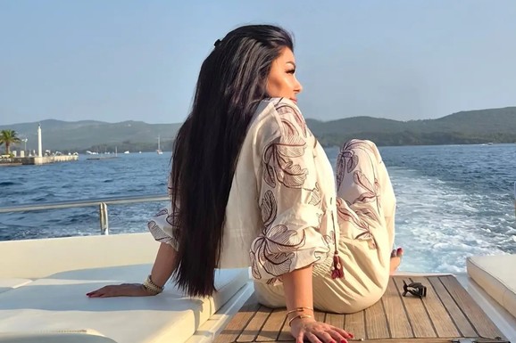 POBEDILA U RIJALITIJU, BILA U VEZI SA GASTOZOM Pokrenula je i ozbiljan biznis, a sada uživa na jahti i evo kako izgleda: "Vadila sam biopolimer iz usana" (FOTO)