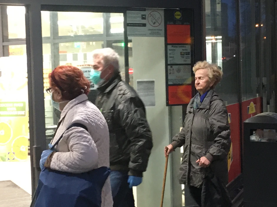 Deo potrošača je sa maskama došao, dok su ostali iste dobili po dolasku