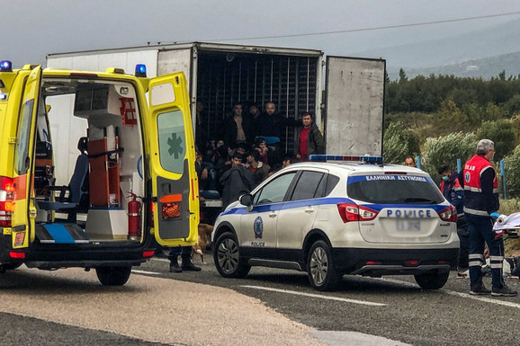 NESREĆA U SEVERNOJ MAKEDONIJI Prevrnuo se kamion s migrantima, 35 povređenih