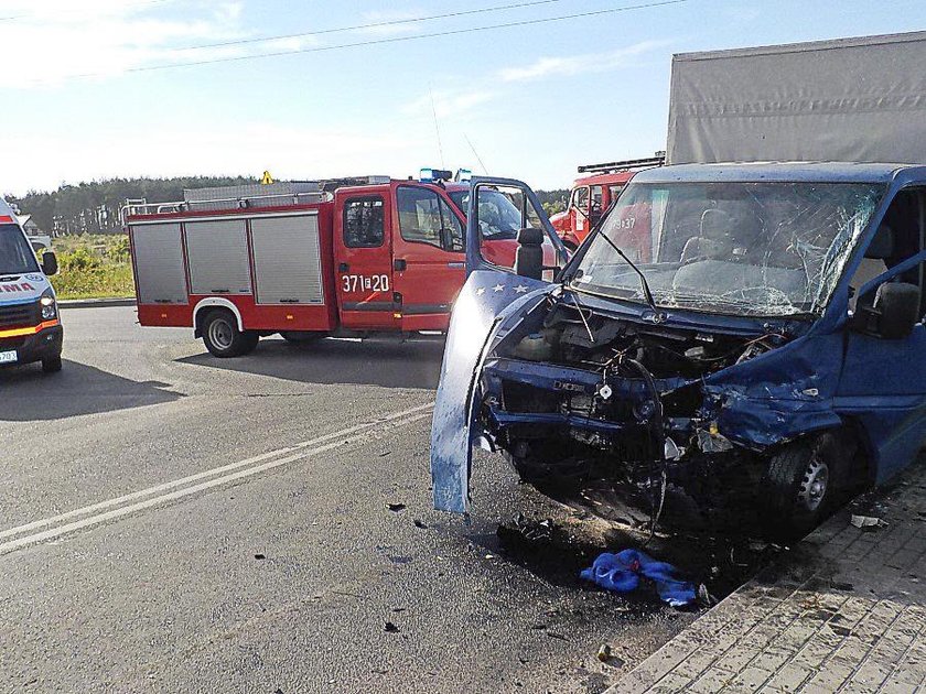 Luksusowy mercedes zderzył się z busem. Trzy osoby ciężko ranne