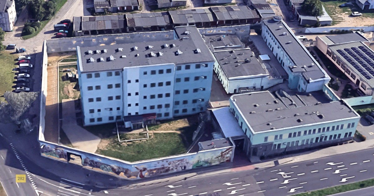 Ucieczka z aresztu skończyła się upadkiem z dachu. Szpital przekazał nowe informacje