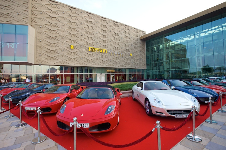 Największy salon firmowy Ferrari na świecie został otwarty w Dubaju