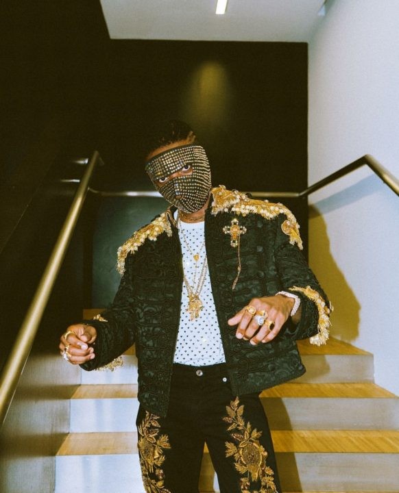 Wizkid &eacute;tait tout bling out pour la piste [notjustok]