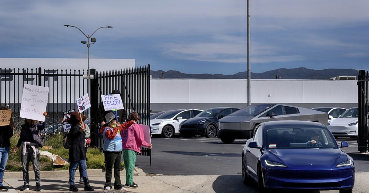 Tesla w rozsypce. Akcje spadają już ósmy tydzień z rzędu