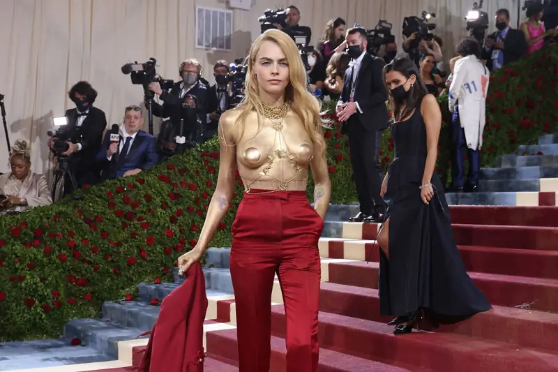 Cara Delevingne na MET Gali 2022 w złotych nasutnikach