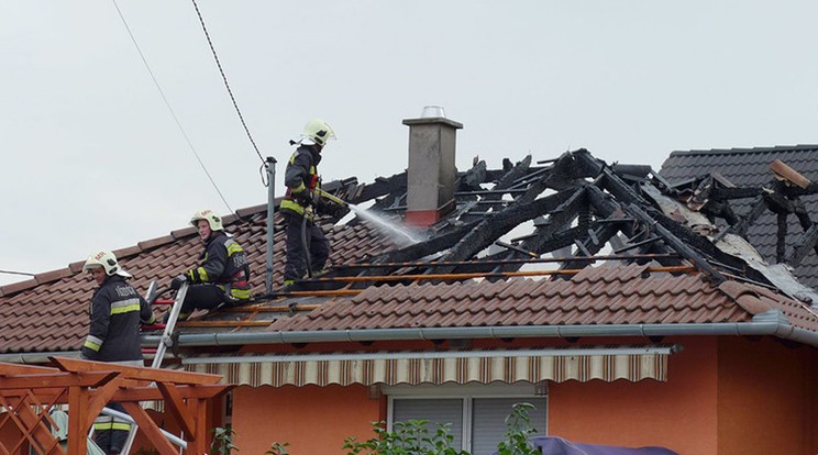 Maglódon ennek
a háznak a tetejébe csapott a villám