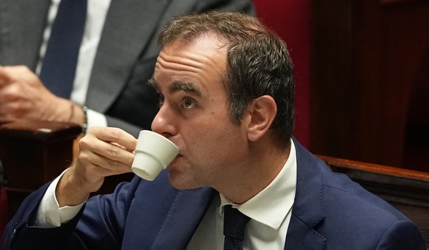 Francuski premijer Sebastijan Lekorni gleda rezultate glasanja o poverenju