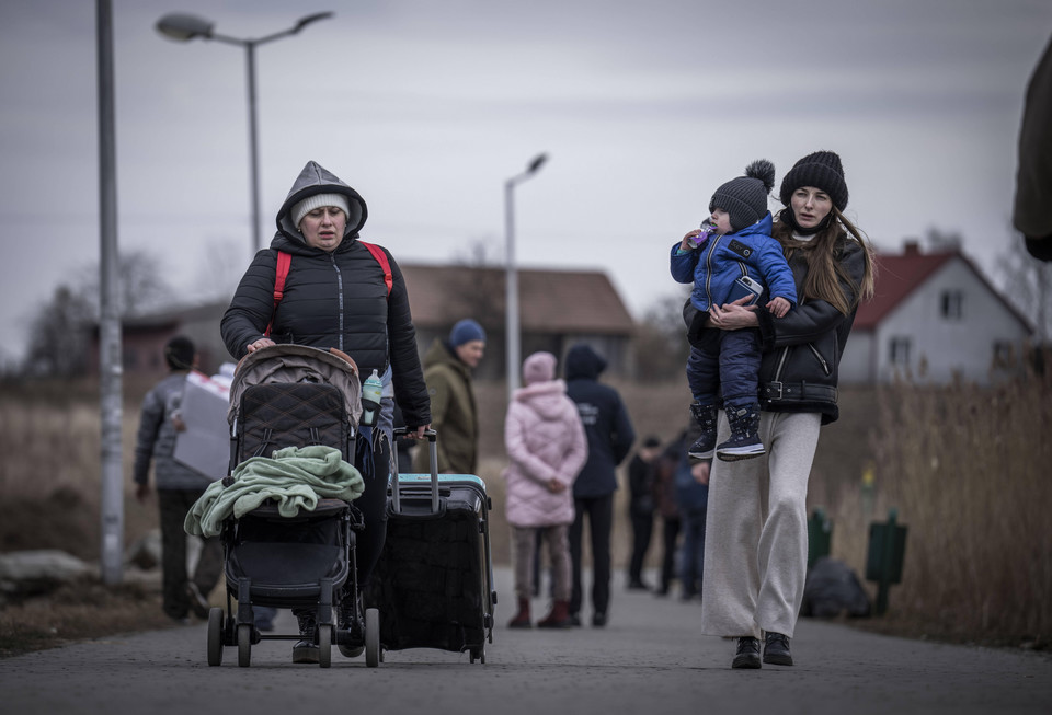 Uchodźcy z Ukrainy uciekający przed wojną do Polski na przejściu granicznym w Medyce. 25.02.2022 r. 