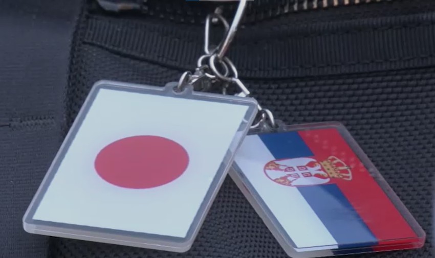 Na ranac okačio zastavu Japana kao znak raspoznavanja 