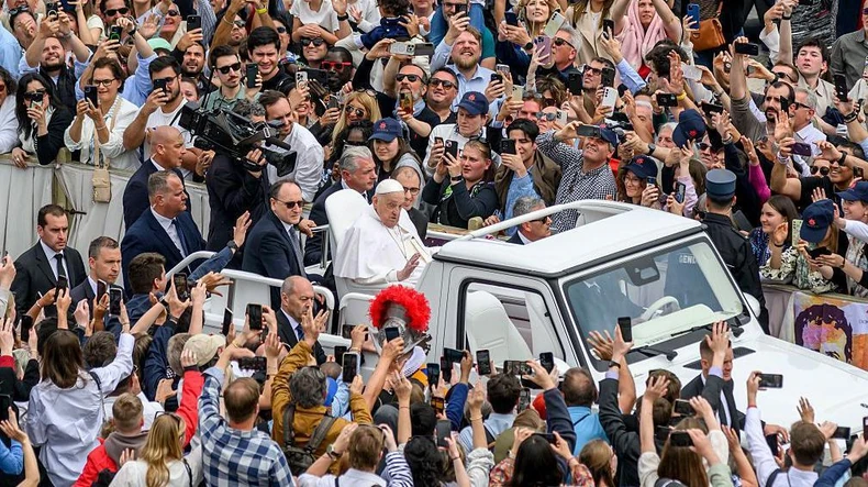 Papa Franja je poslednji put otišao na Trg Svetog Petra dan pre smrti, mašući iz „papamobila” | Foto: Getty Images