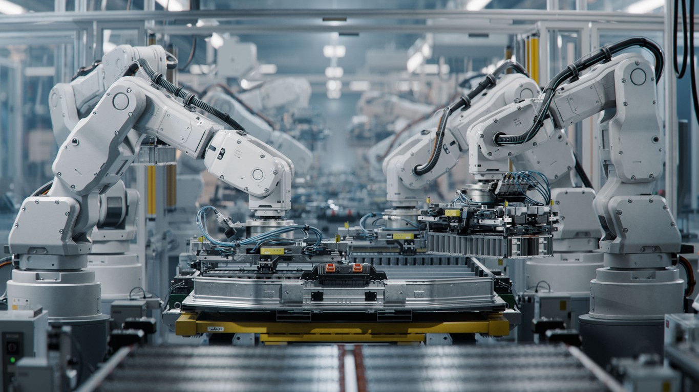 Moderné výrobné kapacity čínskych gigantov, ktoré vďaka vertikálnej integrácii dominujú globálnemu elektrickému trhu.