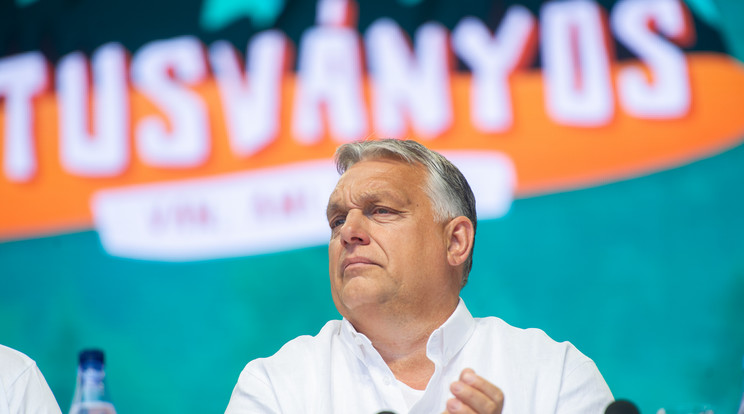 Orbán Viktor már írja a szombaton Tusnádfürdőn elhangzó beszédét / Fotó: Blikk