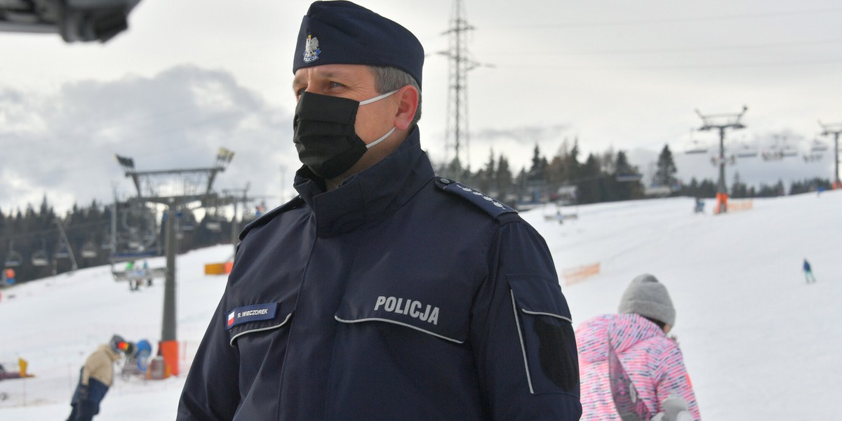 Policjanci w weekend kontrolowali przestrzeganie reżimu sanitarnego na stokach.