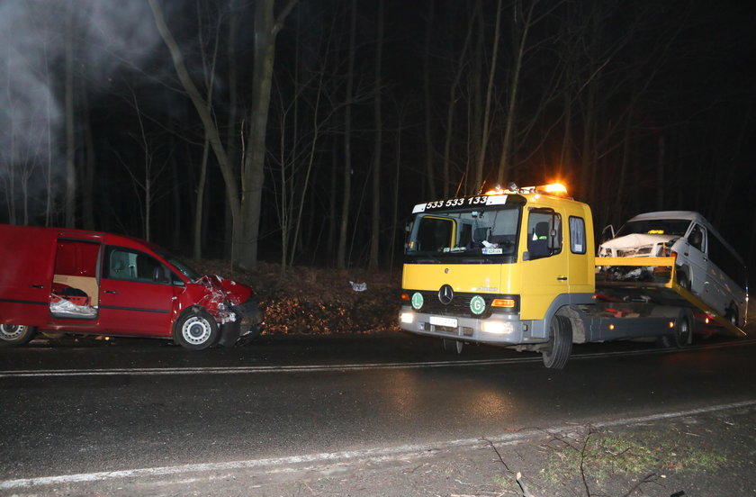 Kierowca vw caddy wjechał w busa, którym podróżowały dzieci