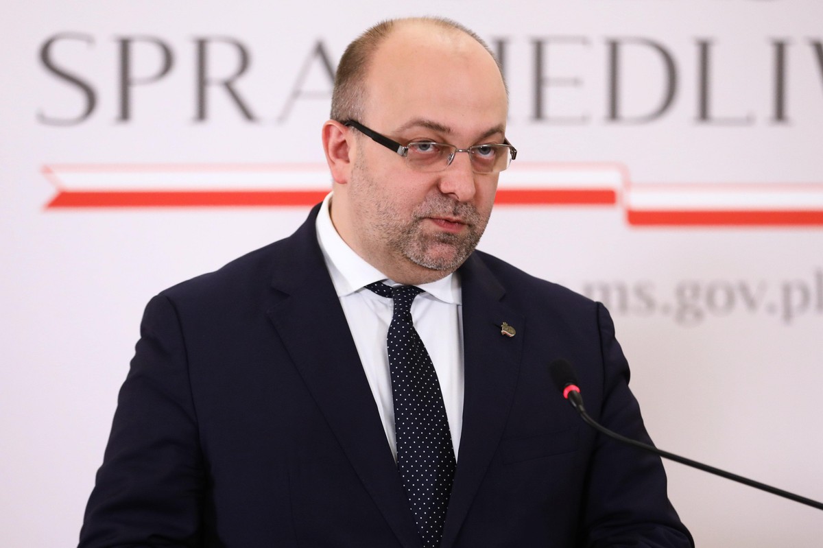 Były wiceminister sprawiedliwości, sędzia Łukasz Piebiak do czerwca 2020 r. nie będzie wykonywał obowiązków orzeczniczych; przebywa na usprawiedliwionej nieobecności - dowiedziała się w piątek PAP w Sądzie Okręgowym w Warszawie.