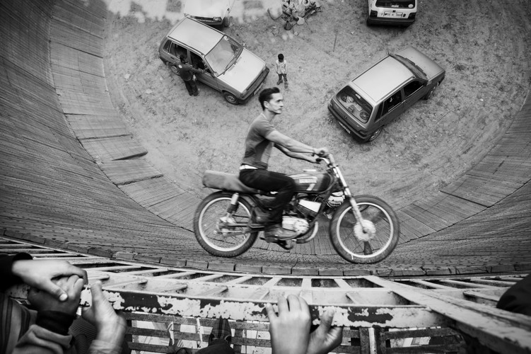 II miejsce w kategorii SPORT (zdjęcie pojedyncze): Łukasz Sokół, dla Forum Agencja Fotografów Sant Kabir Nagar. Uczestnik festynu z okazji Shivaratri w studni śmierci. 20 lutego 2012