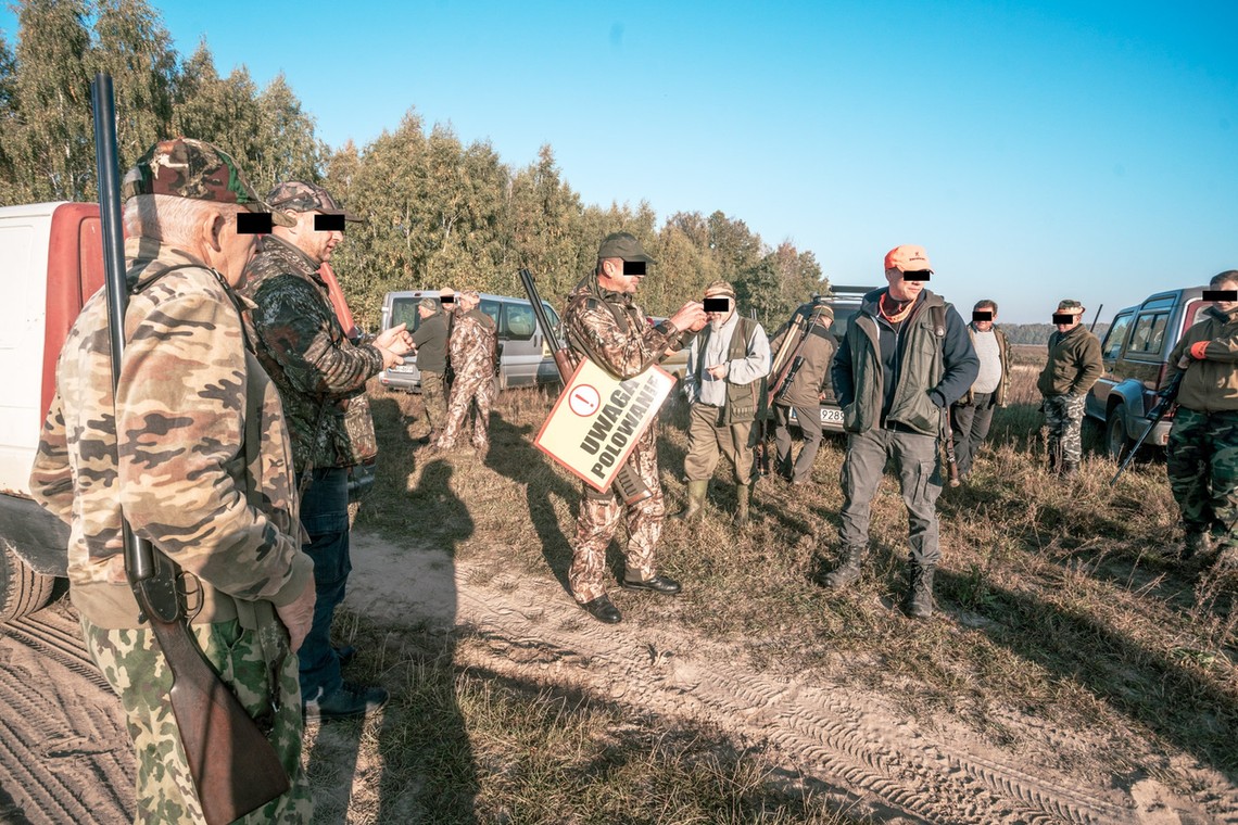 W każdej grupie jest kilkanaście-kilkadziesiąt osób, które kilka razy w miesiącu wstają o świcie i jadą do lasu walczyć z myśliwymi.