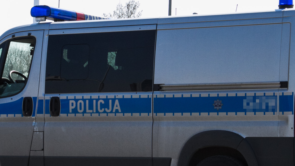 Policjanci z ostrowieckiej komendy zatrzymali dwóch 17-latków i 19-latka. Są oni podejrzewani o pobicie 17-letniego mieszkańca Ćmielowa, który wczoraj późnym wieczorem wracał do domu kursowym busem. Funkcjonariusze ustalili, że w pobiciu brał jeszcze udział jeden młody mężczyzna, którego zatrzymanie jest tylko kwestią czasu. Napastnikom grożą trzy lata więzienia