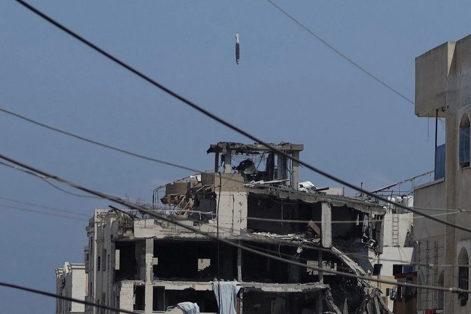 Projektil pada na zgradu u centralnom delu Pojasa Gaze | Foto: REUTERS/Khamis Al-Rifi