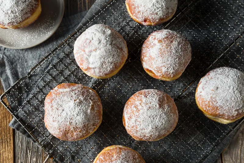 Tłusty czwartek. Przepis na domowe pączki / Getty Images / bhofack2