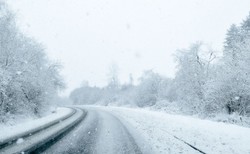 Zawieje śnieżne, silny wiatr i deszcz ze śniegiem. Fatalne prognozy pogody na koniec tygodnia